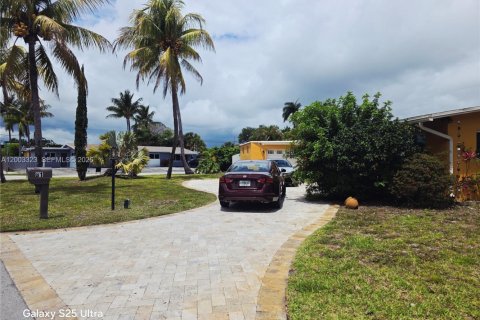 House in Wilton Manors, Florida 3 bedrooms, 115.94 sq.m. № 2170422 - photo 2