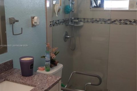 House in Wilton Manors, Florida 3 bedrooms, 115.94 sq.m. № 2170422 - photo 8