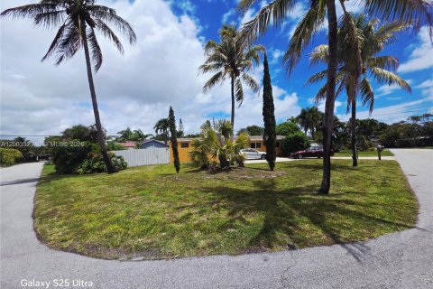 House in Wilton Manors, Florida 3 bedrooms, 115.94 sq.m. № 2170422