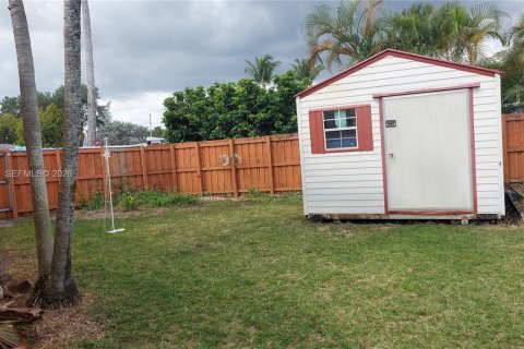 House in Wilton Manors, Florida 3 bedrooms, 115.94 sq.m. № 2170422 - photo 20