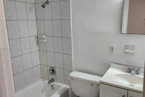 Casa en alquiler en Pompano Beach, Florida, 8 dormitorios, 60.39 m2 № 1942460 - foto 6