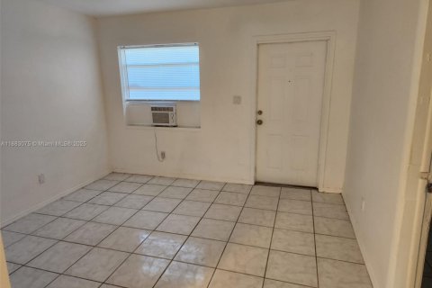 Casa en alquiler en Pompano Beach, Florida, 8 dormitorios, 60.39 m2 № 1942460 - foto 4