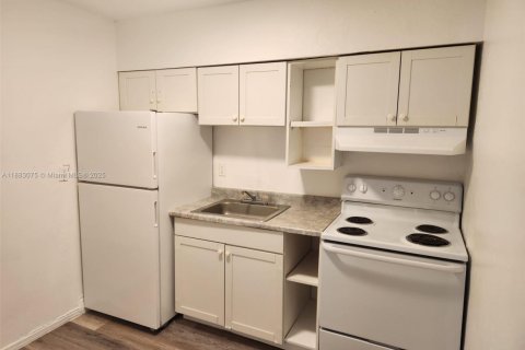 Casa en alquiler en Pompano Beach, Florida, 8 dormitorios, 60.39 m2 № 1942460 - foto 2