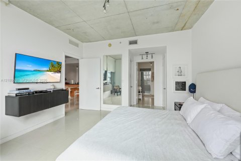 Condo in Miami, Florida, 1 bedroom  № 2401328 - photo 9