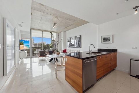 Condo in Miami, Florida, 1 bedroom  № 2401328 - photo 2