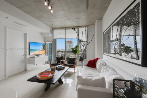 Condo in Miami, Florida, 1 bedroom  № 2401328 - photo 4
