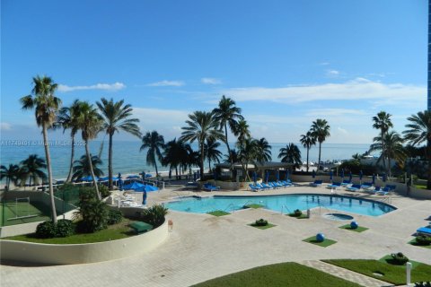 Condo in Sunny Isles Beach, Florida, 2 bedrooms  № 1729276 - photo 1