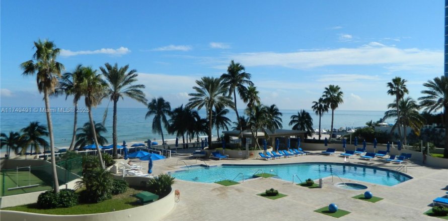 Condo in Sunny Isles Beach, Florida, 2 bedrooms  № 1729276