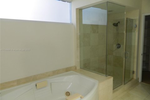 Condo in Sunny Isles Beach, Florida, 2 bedrooms  № 1729276 - photo 16