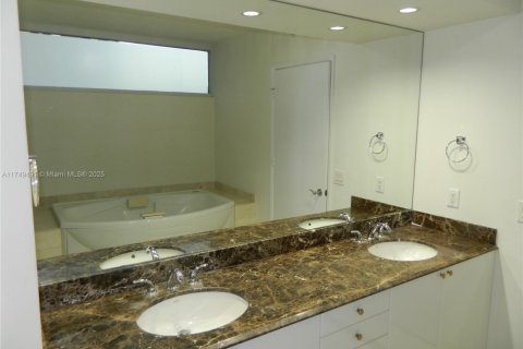 Condo in Sunny Isles Beach, Florida, 2 bedrooms  № 1729276 - photo 14