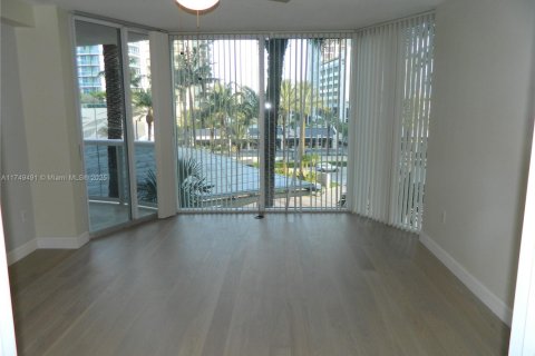 Condo in Sunny Isles Beach, Florida, 2 bedrooms  № 1729276 - photo 13