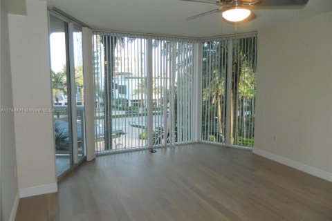 Condo in Sunny Isles Beach, Florida, 2 bedrooms  № 1729276 - photo 12
