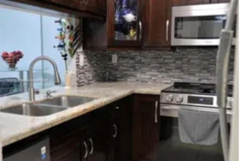 Condominio en venta en Miami, Florida, 1 dormitorio, 78.97 m2 № 1963565 - foto 1