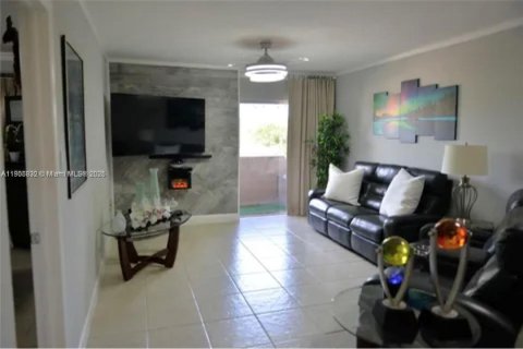 Condominio en venta en Miami, Florida, 1 dormitorio, 78.97 m2 № 1963565 - foto 3