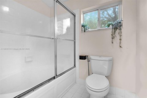 Townhouse in Pembroke Pines, Florida 2 bedrooms, 103.49 sq.m. № 1891243 - photo 13
