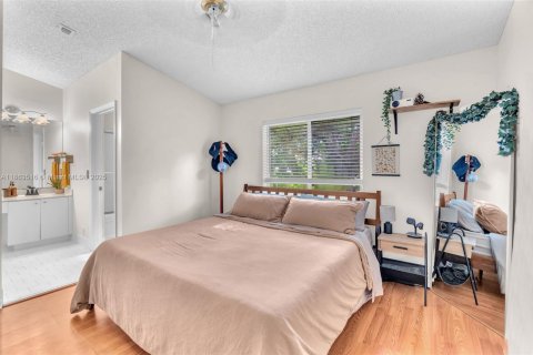Townhouse in Pembroke Pines, Florida 2 bedrooms, 103.49 sq.m. № 1891243 - photo 14