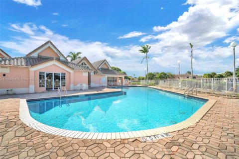 Townhouse in Pembroke Pines, Florida 2 bedrooms, 103.49 sq.m. № 1891243 - photo 21