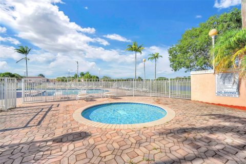 Townhouse in Pembroke Pines, Florida 2 bedrooms, 103.49 sq.m. № 1891243 - photo 23