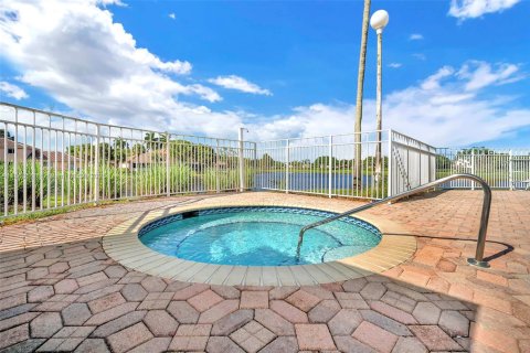Townhouse in Pembroke Pines, Florida 2 bedrooms, 103.49 sq.m. № 1891243 - photo 22
