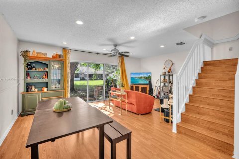Townhouse in Pembroke Pines, Florida 2 bedrooms, 103.49 sq.m. № 1891243 - photo 3