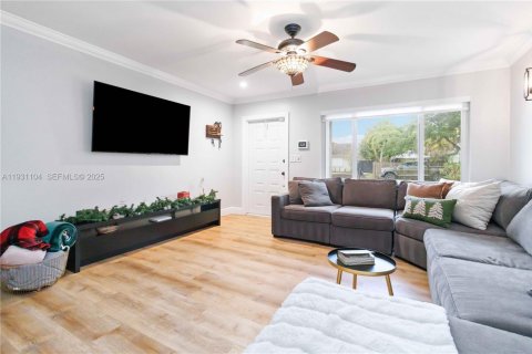 Casa en venta en Sunrise, Florida, 3 dormitorios, 145.58 m2 № 1990086 - foto 2