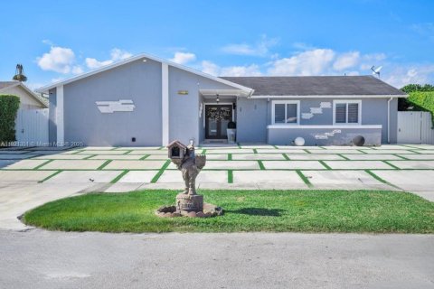 Casa en venta en Homestead, Florida, 4 dormitorios, 182.37 m2 № 1975432 - foto 1