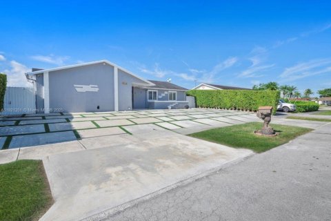 Casa en venta en Homestead, Florida, 4 dormitorios, 182.37 m2 № 1975432 - foto 3