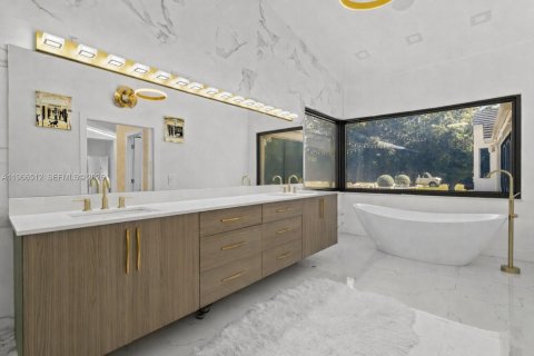 Villa ou maison à vendre à Miami, Floride: 5 chambres, 408.4 m2 № 2028216 - photo 14