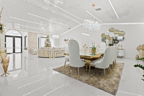 Villa ou maison à vendre à Miami, Floride: 5 chambres, 408.4 m2 № 2028216 - photo 7
