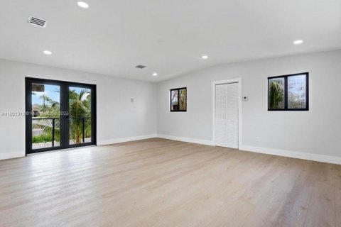 House in Lauderdale-by-the-Sea, Florida 4 bedrooms, 230.68 sq.m. № 1683449 - photo 23