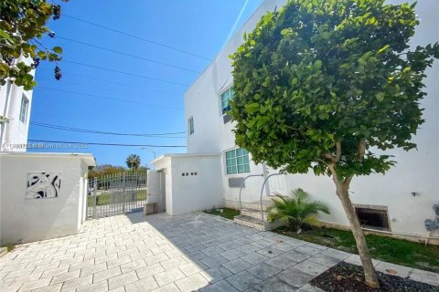 Copropriété à louer à Miami Beach, Floride: 2 chambres, 74.51 m2 № 1966351 - photo 17