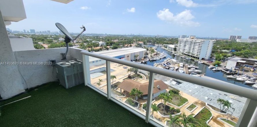 Condominio en North Miami, Florida, 1 dormitorio № 1983172