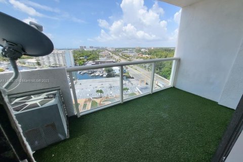 Condominio en venta en North Miami, Florida, 1 dormitorio, 68.75 m2 № 1983172 - foto 2