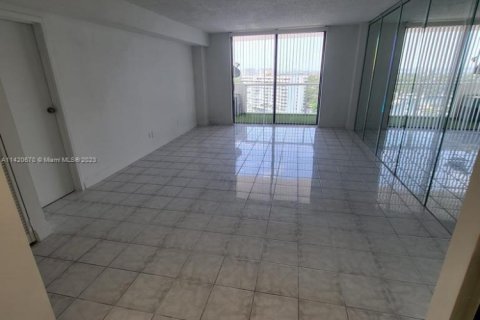 Condominio en venta en North Miami, Florida, 1 dormitorio, 68.75 m2 № 1983172 - foto 12