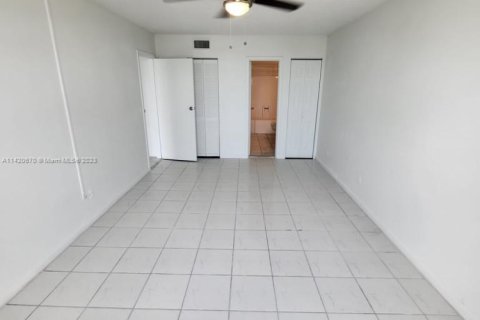 Condominio en venta en North Miami, Florida, 1 dormitorio, 68.75 m2 № 1983172 - foto 6