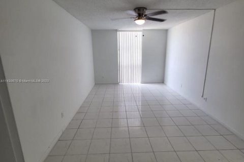 Condominio en venta en North Miami, Florida, 1 dormitorio, 68.75 m2 № 1983172 - foto 7
