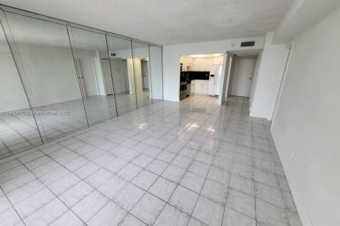 Condominio en venta en North Miami, Florida, 1 dormitorio, 68.75 m2 № 1983172 - foto 9
