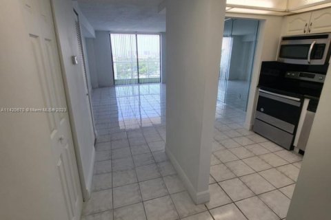 Condominio en venta en North Miami, Florida, 1 dormitorio, 68.75 m2 № 1983172 - foto 5