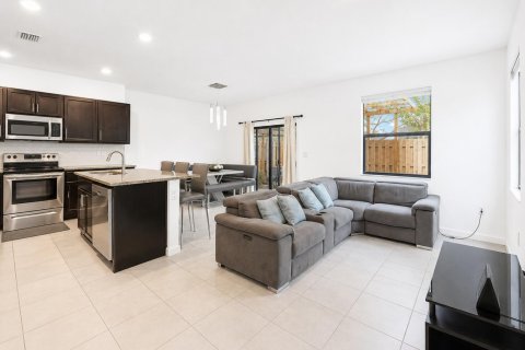 Townhouse in Miami, Florida 4 bedrooms, 193.79 sq.m. № 2183564 - photo 2