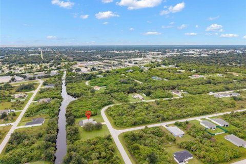 House in Port Charlotte, Florida 3 bedrooms, 148.83 sq.m. № 2411555 - photo 5