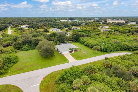 House in Port Charlotte, Florida 3 bedrooms, 148.83 sq.m. № 2411555