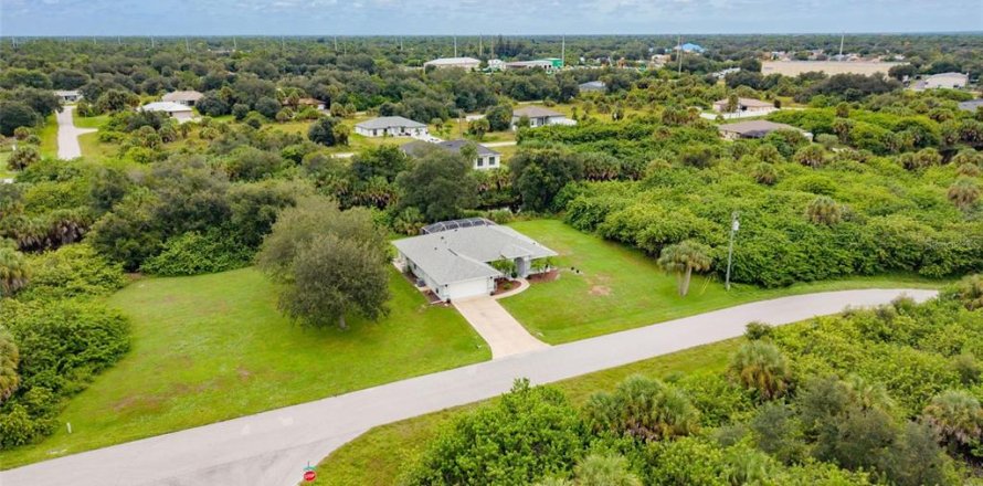House in Port Charlotte, Florida 3 bedrooms, 148.83 sq.m. № 2411555