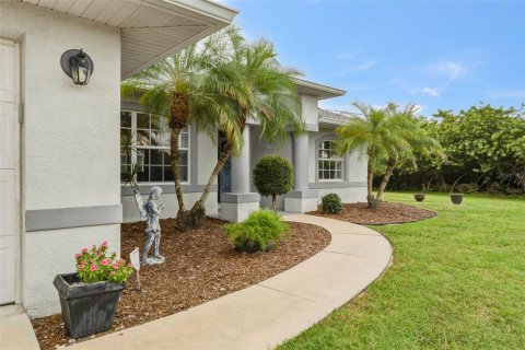 House in Port Charlotte, Florida 3 bedrooms, 148.83 sq.m. № 2411555 - photo 8