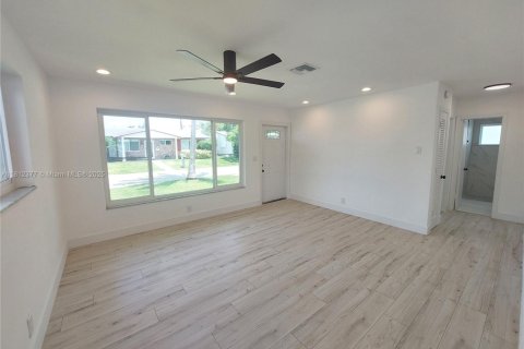 House in Tamarac, Florida 2 bedrooms, 91.14 sq.m. № 1760980 - photo 3