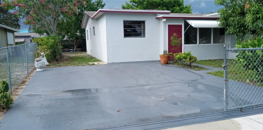 House in Lauderhill, Florida 3 bedrooms, 123.28 sq.m. № 1752563