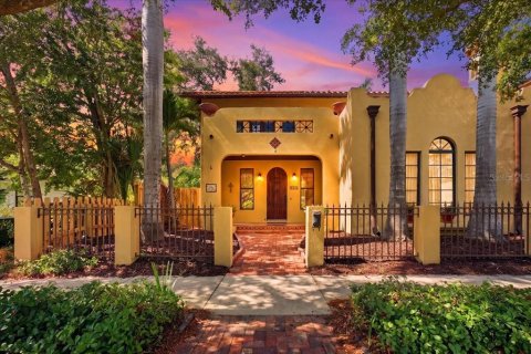 House in Sarasota, Florida 4 bedrooms, 310.11 sq.m. № 2220782