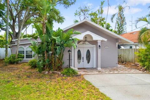 House in Tampa, Florida 3 bedrooms, 207.08 sq.m. № 2208291