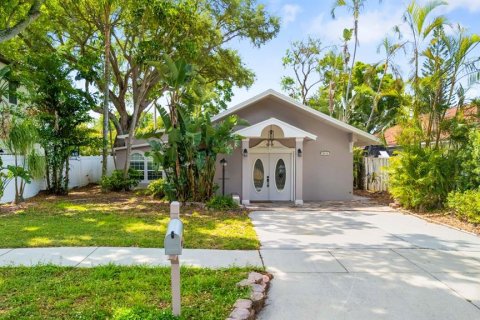 House in Tampa, Florida 3 bedrooms, 207.08 sq.m. № 2208291 - photo 2