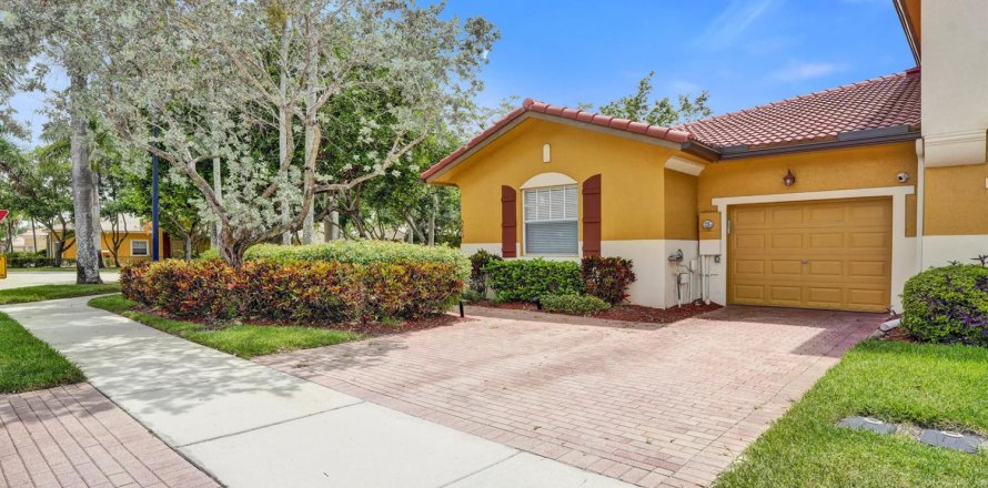 Townhouse in Coral Springs, Florida 3 bedrooms, 142.33 sq.m. № 2086500