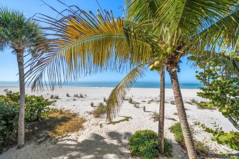 House in Treasure Island, Florida 2 bedrooms, 122.26 sq.m. № 2099663